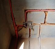 強電線用黃顏色PVC管外包，弱電線用白顏色PVC管外包